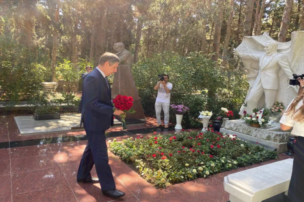 Səfir Müslüm Maqomayevin MƏZARI - BAŞINDA - FOTO