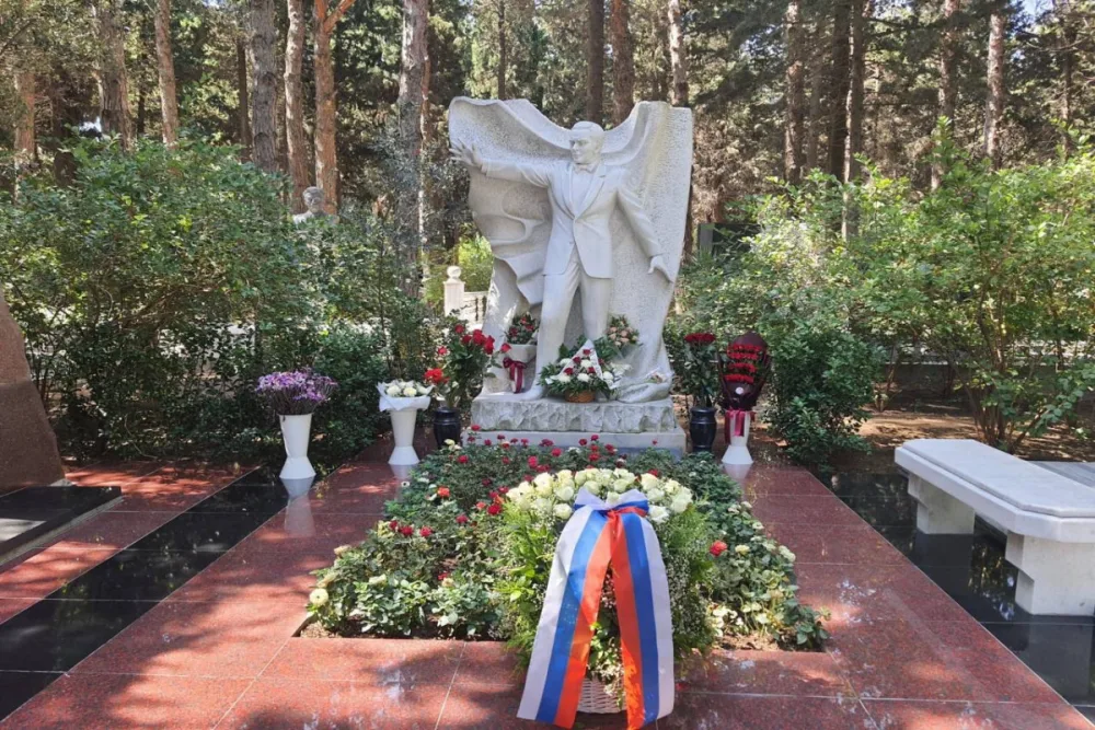 Səfir Müslüm Maqomayevin MƏZARI - BAŞINDA - FOTO