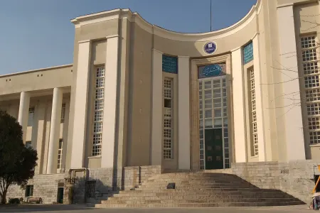 Azərbaycanlı müəllim universitetdən - QOVULDU