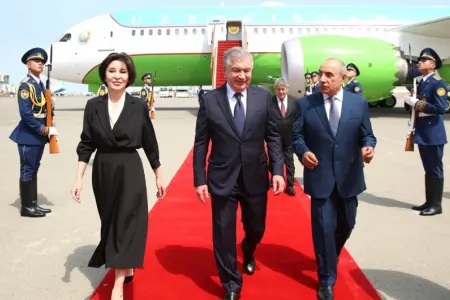 Şavkat Mirziyoyev Azərbaycana - GƏLDİ