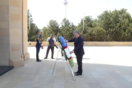 Özbəkistan Prezident şəhidlərin xatirəsini ehtiramla yad etdi - FOTO