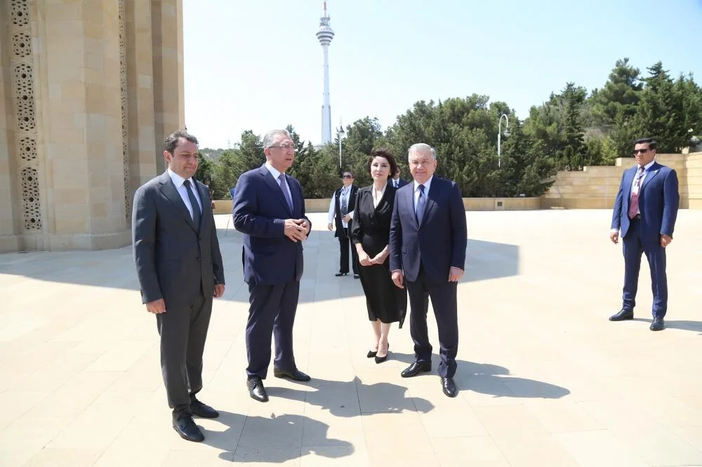 Özbəkistan Prezident şəhidlərin xatirəsini ehtiramla yad etdi - FOTO