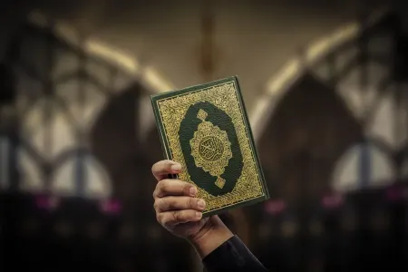 Səfirlik önündə Quranı yandıran şəxs - DÖYÜLDÜ - VİDEO