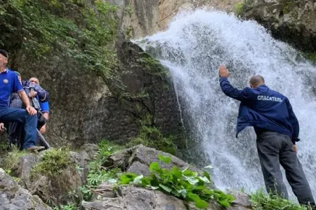 Şəlalədə selfi çəkdirmək istəyən turist - ÖLDÜ - FOTO
