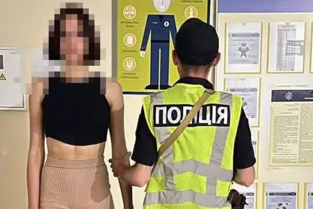 Məzarların başında rəqs edən iki qadın - SAXLANILDI
