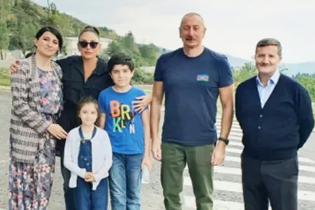 Laçında məktəbli qızla Prezident və xanımı arasında səmimi söhbət - FOTO