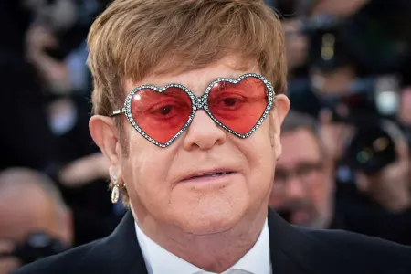 Elton Con xəstəxanaya - yerləşdirildi