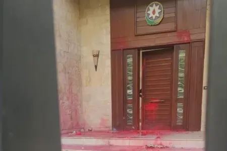 Ermənilər səfirliyimizə hücum etdi - FOTO