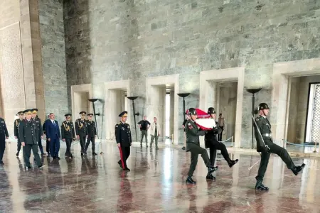 Müdafiə naziri Anıtqəbri ziyarət edib - FOTO