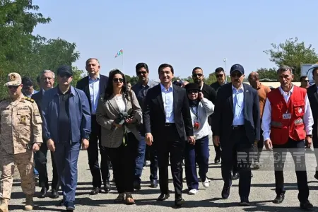Diplomatik korpus ərzaq yüklərinin yerləşdiyi məntəqədə - FOTO