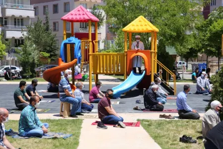 İranlı din xadimi: - "Gəlin namazı parkda qılaq"