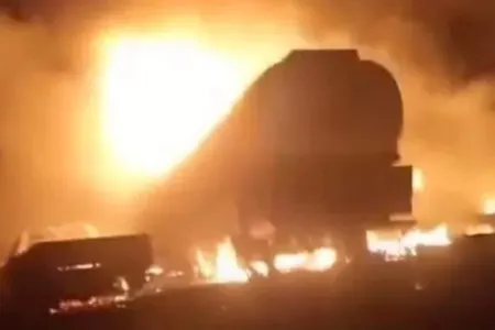 Benzin daşıyan tanker alovlandı, - sürücü... - VİDEO