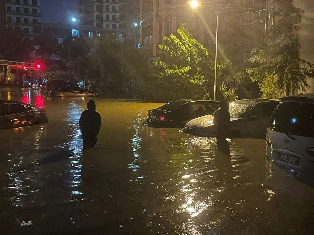İstanbulda bu qədər ev suyun altında qaldı - FOTOLAR