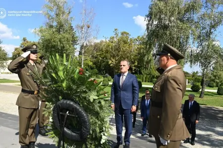 XİN başçısı “Xorvat qurbanlarının səsi – Ağrı divarı” abidəsini ziyarət etdi