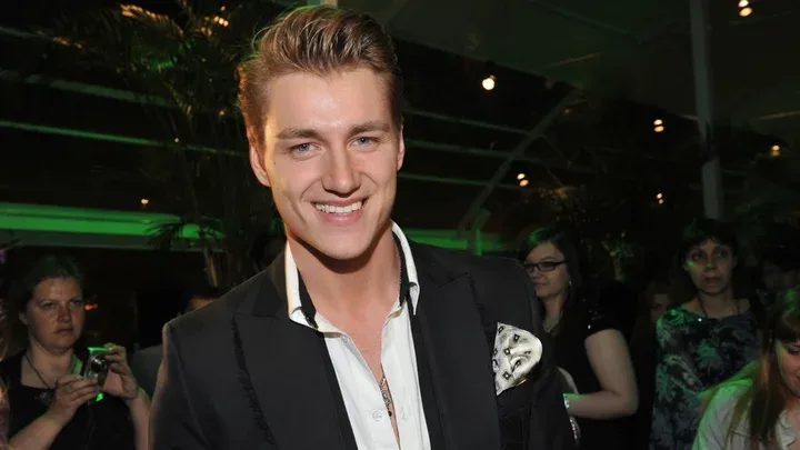 Əli kəsilən müğənni ağır əməliyyat keçirdi - FOTO