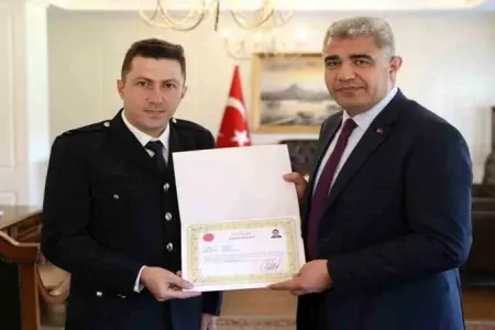 Azərbaycan bayrağını öpən türk polis - MÜKAFATLANDIRILDI - VİDEO