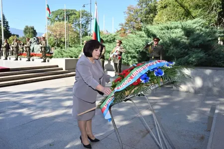 Sahibə Qafarova “Naməlum əsgər” abidəsini ziyarət etdi - FOTO