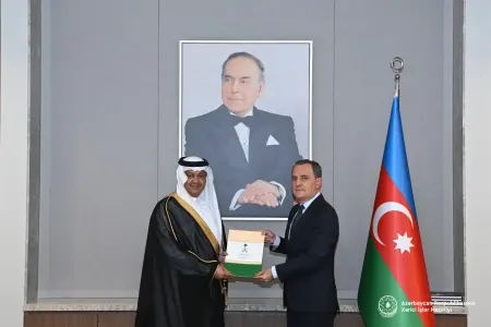 Səudiyyə Ərəbistanı səfiri etimadnaməsinin surətini Ceyhun Bayramova - TƏQDİM ETDİ
