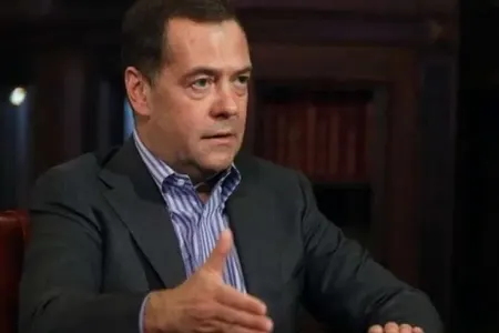 Medvedev də SƏRSƏMLƏDİ