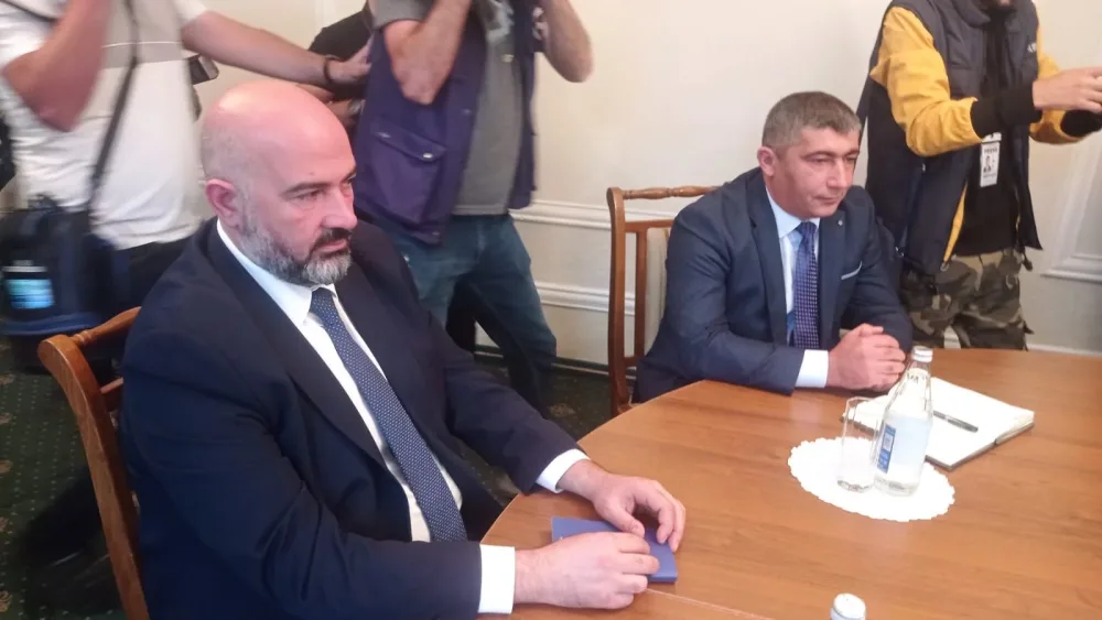 Yevlax görüşündə diqqətçəkən detal - Masa niyə ovaldır?