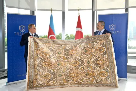 Nazir Hakan Fidana Qarabağ xalçası - HƏDİYYƏ ETDİ-VİDEO