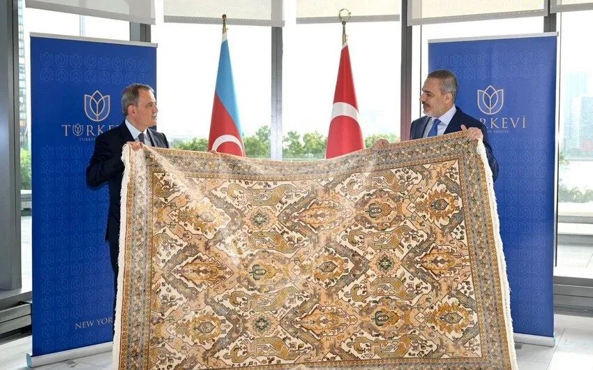 Ceyhun Bayramovdan Hakan Fidana maraqlı hədiyyə - FOTO