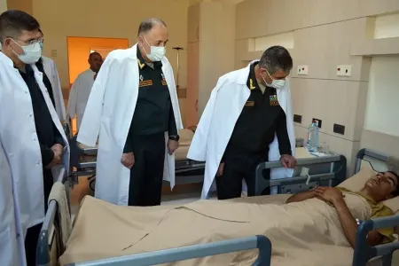 Müdafiə naziri yaralanan hərbi qulluqçularla görüşüb