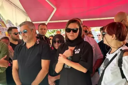 Tanınmış müğənni anasını son mənzilə - YOLA SALDI