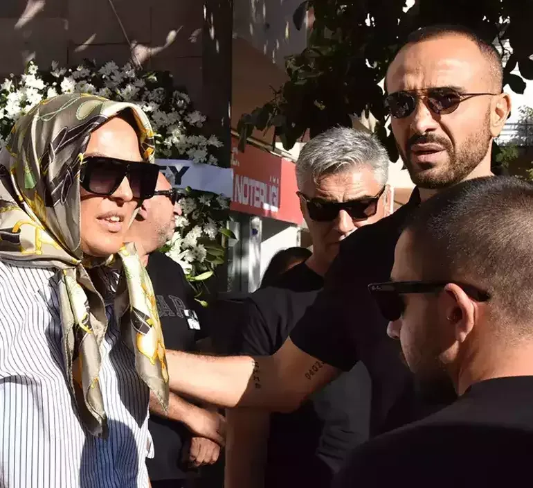 Tanınmış müğənni anasını son mənzilə - YOLA SALDI