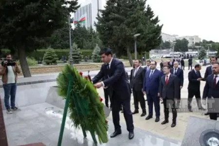 TDT kənd təsərrüfatı nazirləri Fəxri və Şəhidlər xiyabanlarını ziyarət ediblər
