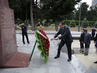 TDT kənd təsərrüfatı nazirləri Fəxri və Şəhidlər xiyabanlarını ziyarət ediblər