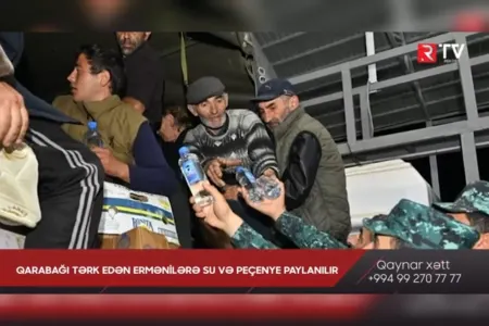 Qarabağı tərk edən ermənilərə su və peçenye paylanılır - VİDEO