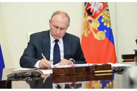Putin özünün və bir sıra məmurların maaşını - ARTIRDI