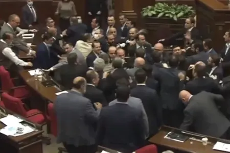Ermənistanda "zəlzələ": - İSTEFALAR BAŞLADI