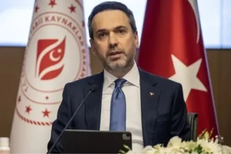 Türkiyəli nazir Birləşmiş Ərəb Əmirliyinə səfər - EDƏCƏK
