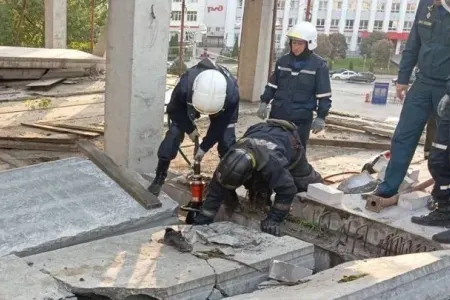 Beton plitə fəhlələrin üzərinə - UÇDU - FOTO