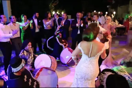 Məşhur müğənni özünə ər axtarır - Tanışlıq saytında...