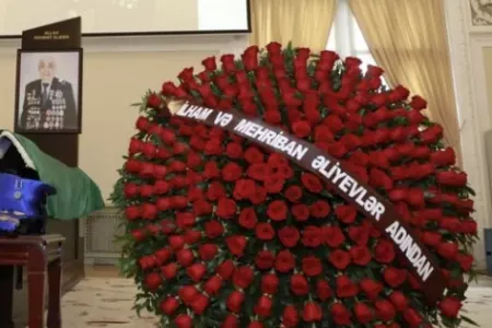 Prezident və birinci xanım Xoşbəxt Yusifzadənin vida mərasiminə əklil göndərib