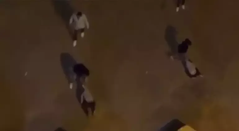 Narkotaciri döyüb məhəllədə sürüdülər - FOTO