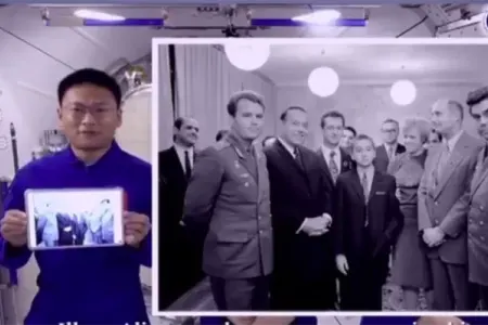 Heydər Əliyevlə İlham Əliyevin tarixi fotosu kosmosda göstərildi - VİDEO