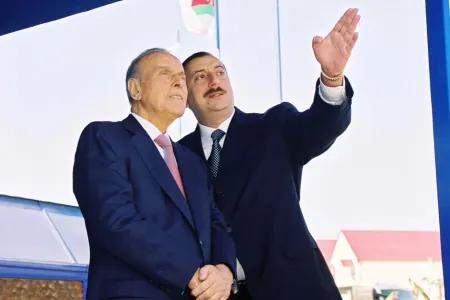 Heydər Əliyevlə İlham Əliyevin tarixi fotosu kosmosda - FOTO