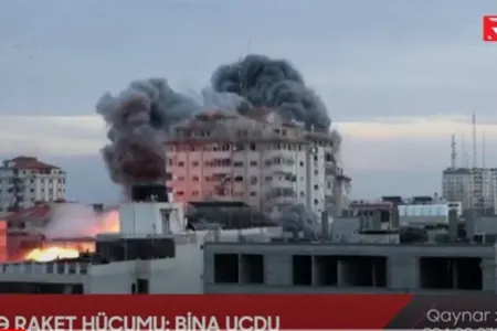 İsrailə raket HÜCUMU: - BİNA UÇDU - VİDEO
