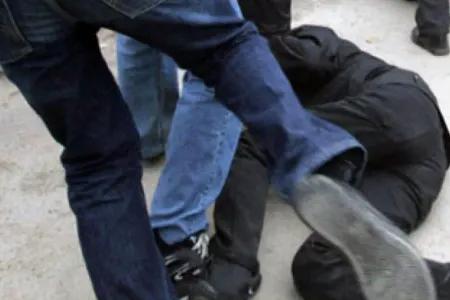 Bakıda ŞOK - Siqaretə görə tanışını - döyüb kor elədi