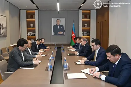Ceyhun Bayramov İran XİN rəhbərinin müavini ilə görüşdü