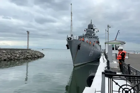 Rusiya hərbi gəmiləri Bakıda - FOTO