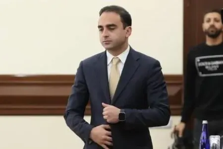 İrəvanın yeni merinin biabırçı görüntüsü yayıldı: - Qızın ayaqlarını… – VİDEO