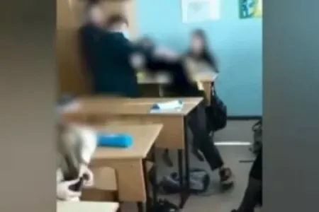 Sinif otağında iki şagirdin dəhşətli hərəkəti kameraya düşdü - VİDEO