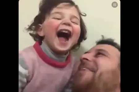 Qızı bombadan qorxmasın deyə... - Ürəkdağlayan VİDEO