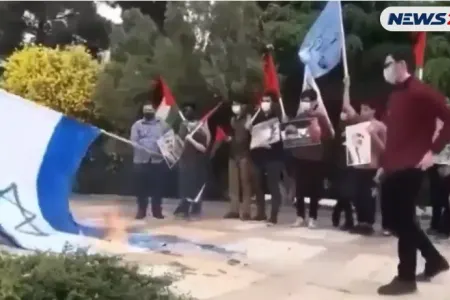 İsrail bayrağını yandıranın ÖZÜ YANDI - ANBAAN VİDEO