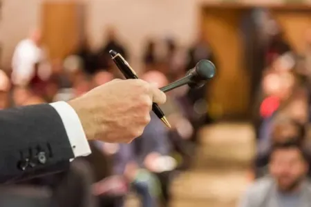 100-ə yaxın dövlət əmlakı.....